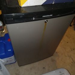 3.3cuft Fridge Freezer See Photos Works Good