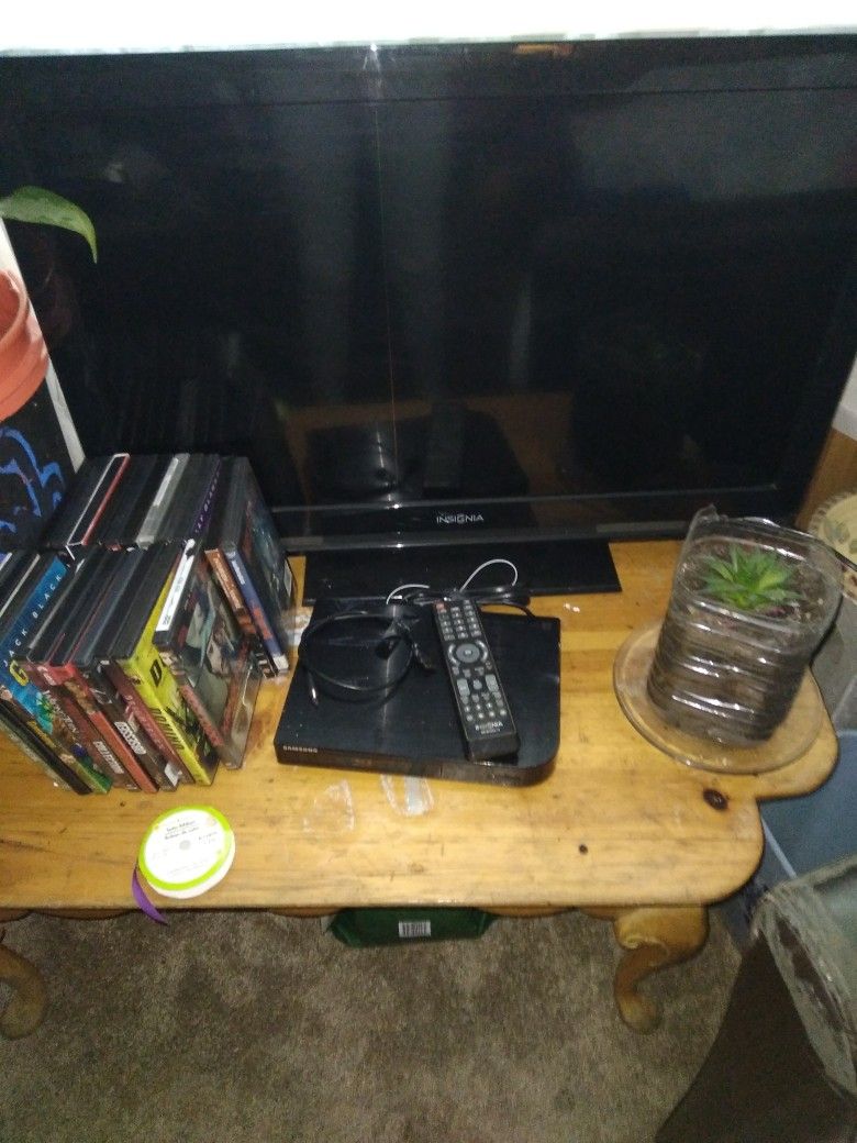 Smart TV Insingnia w/remote , Samsung DVD Player 25 dvds