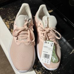 BRAND NEW Women’s Rebook Shoes (size 9)