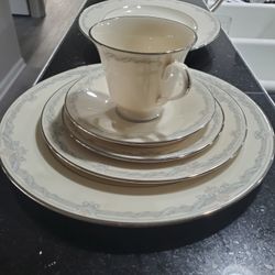 Brand New In Original Box Lenox Plates Set With Large Tray