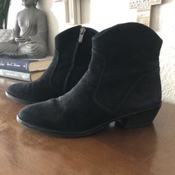 Black suede  Booties  ( 7m ) 