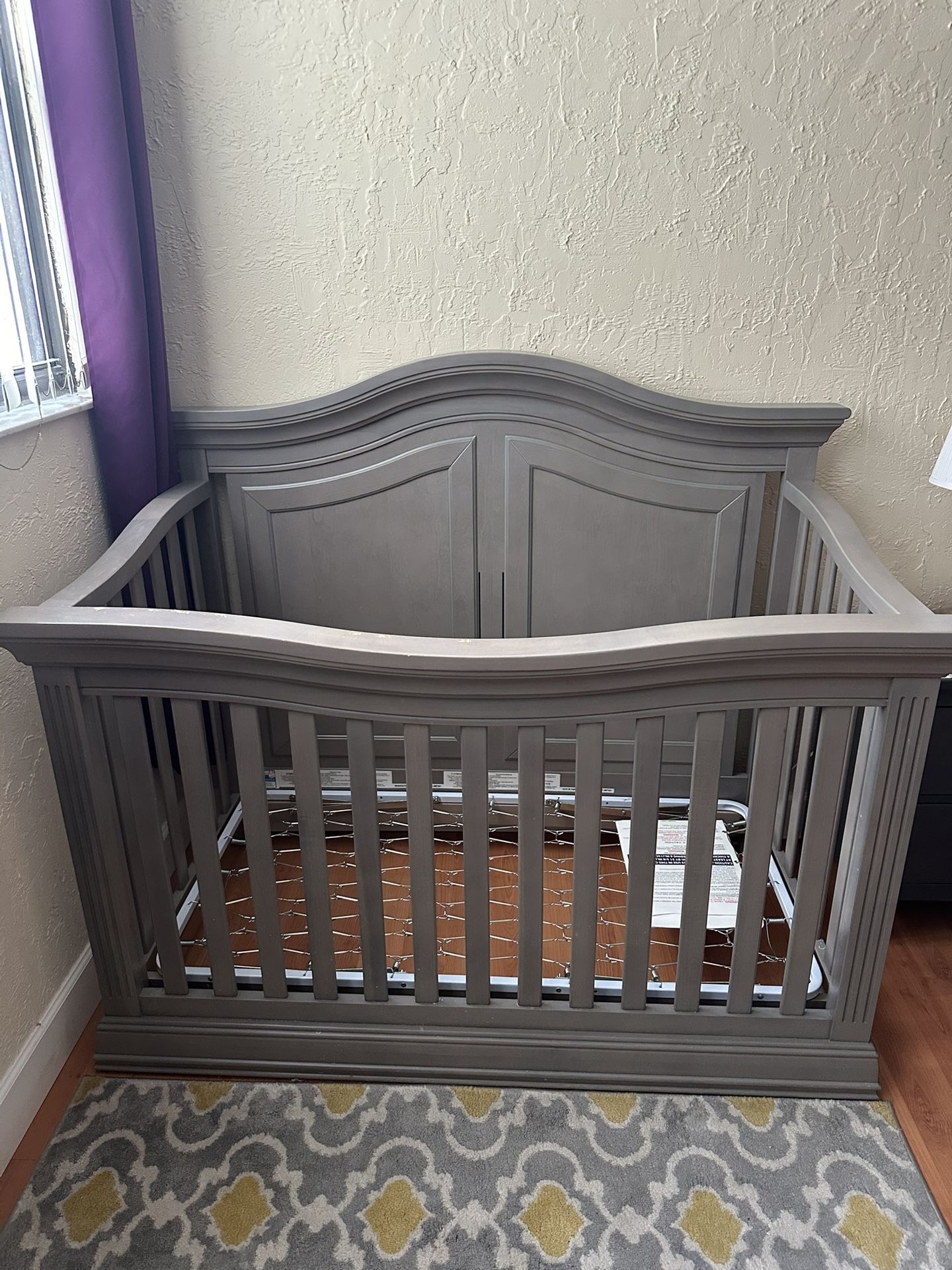 Sorelle Baby Crib REDUCED!  ( Mattress Included)
