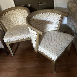 I am selling 5 chairs in good condition and an armchair for a table