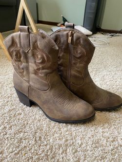 Women’s cowboy boots size 9.5