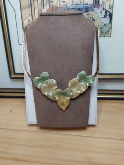 ENAMEL LEAVES CHOKER GOLDTONE