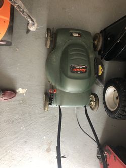 Electric Lawn Mower Black Decker LM175 18inch Adjustable Blade Barely Used. Light Weight for Sale in Yonkers NY OfferUp