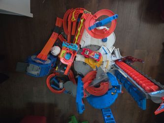 Massive Hotwheels Collection includes the Utilimate Hotwheels Garage with King Kong