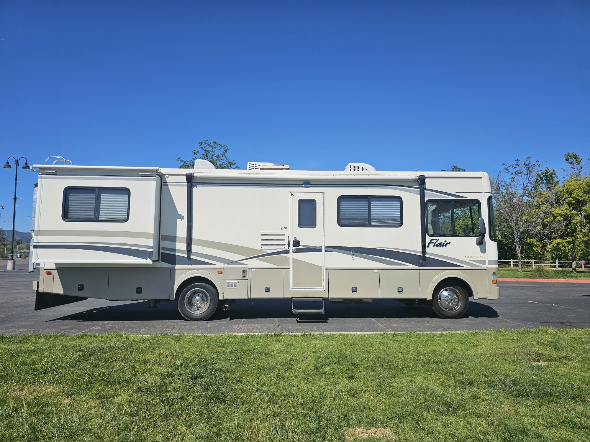 2003 Fleetwood Flair Excellent Condition Low miles