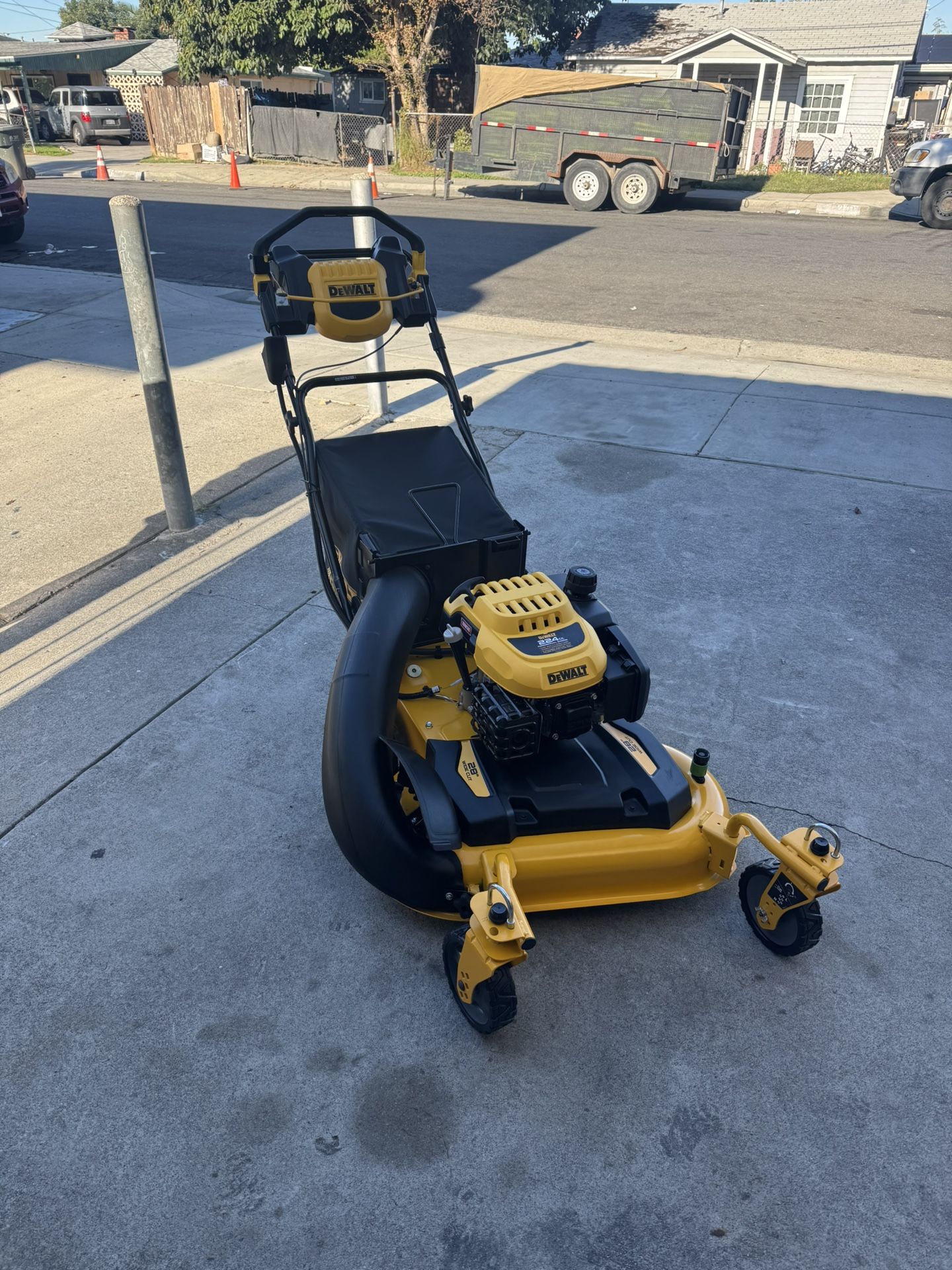 DEWALT 28 in. 224cc E-GOV Engine 3-in-1 Gas RWD Self-Propelled Lawn Mower with High Rear Wheels