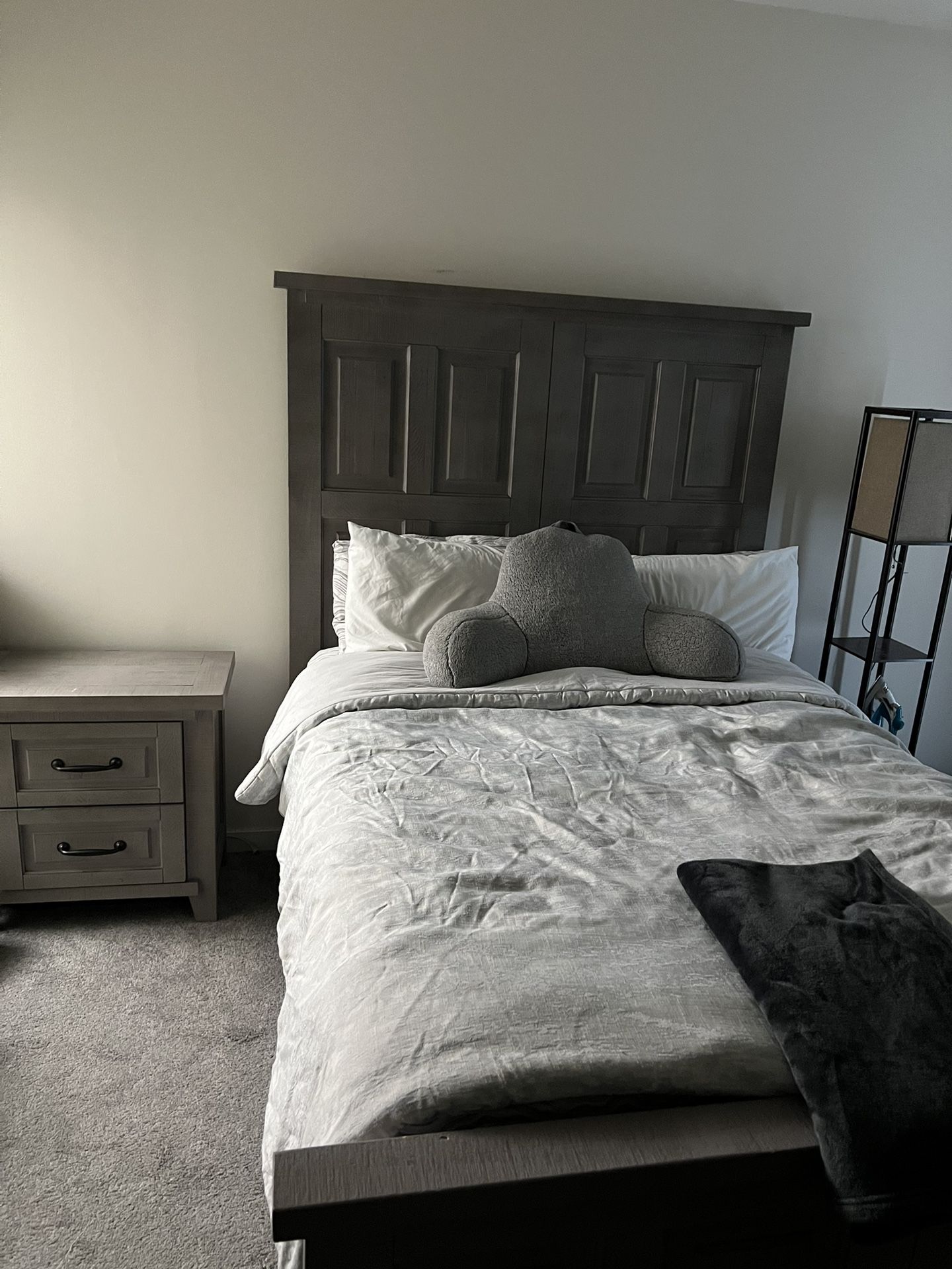 Queen bed set With Dressers