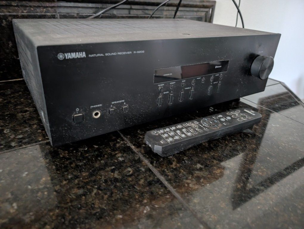 Yamaha R-S202 Bluetooth Stereo Receiver
