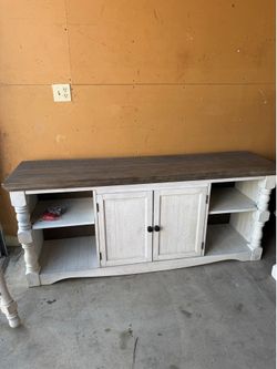 Matching tv stand, coffee table, 2 barstools set