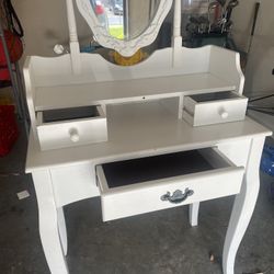 Vanity Set White Great Condition 