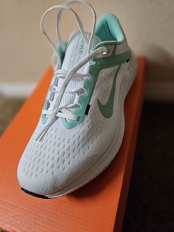 Women Nike Size 9.5new