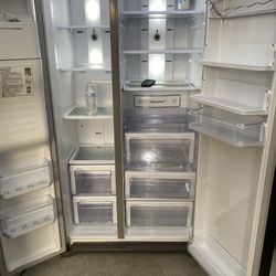 Samsung beautiful stainless steel refrigerator looks like new French door everything works perfectly first come first served 