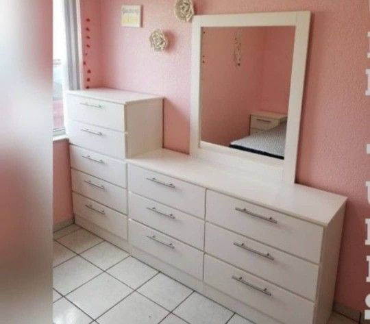 Dresser With Mirror And Chest // Cómoda Con Espejo Y Gavetero 