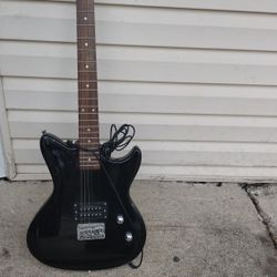 Electric Guitar 🎸 W Amplifier $100 Only missing One String 