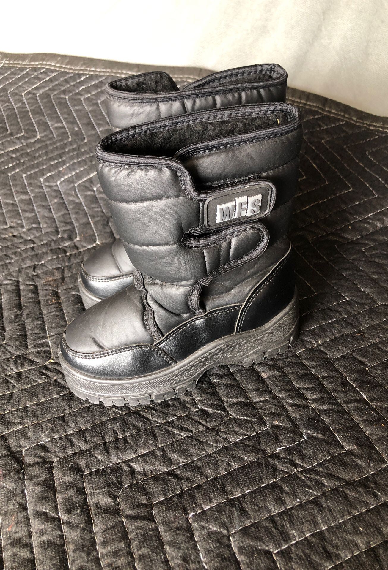 WFS kids snow boots size 9