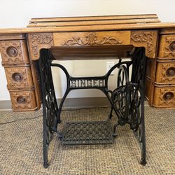 Antique 1901 Singer Sewing Machine, Beautiful Craftsmanship