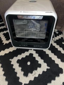 COMFEE countertop portable dishwasher. You can also use it in campers. This compact dishwasher is designed for small spaces like apartments, dorms, or