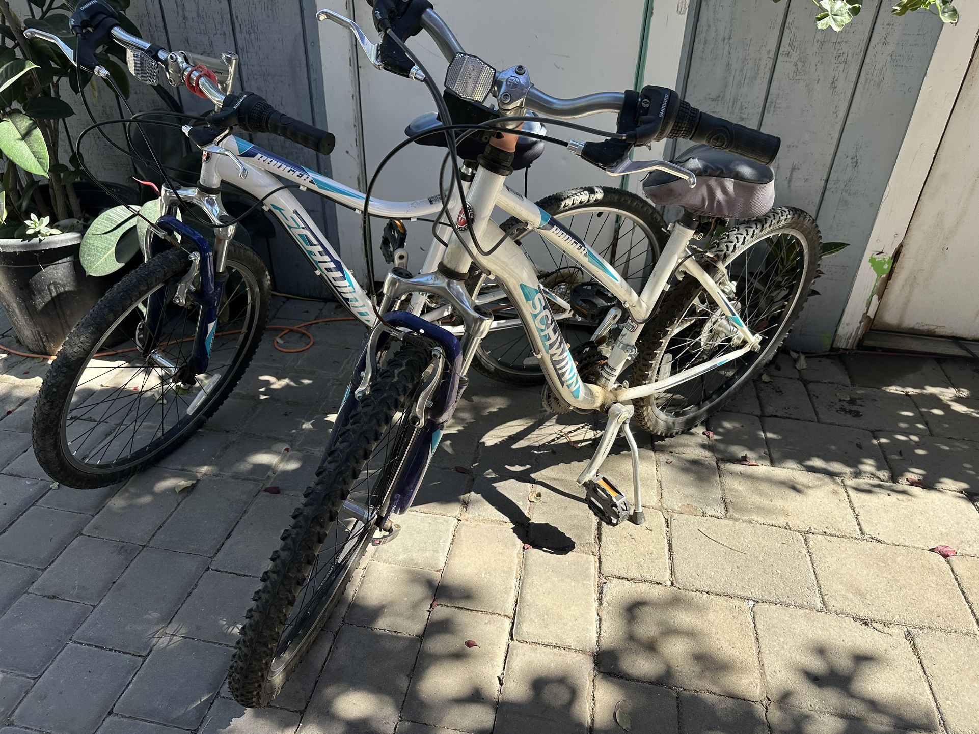Par De Bicicletas Trabajando Bien Las Dos