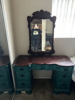 Vintage Vanity With Mirror
