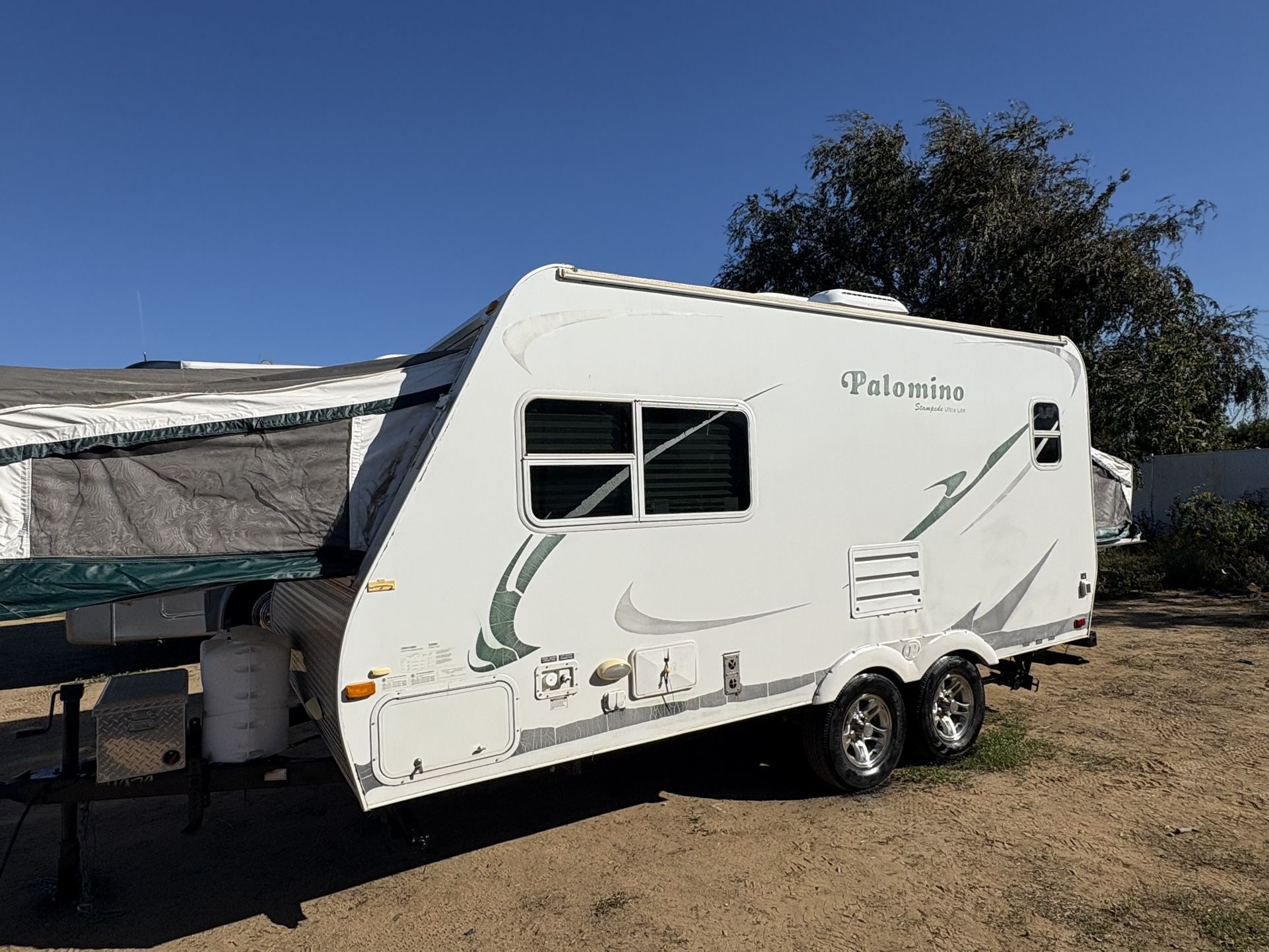 2010 palomino Travel Trailer 20ft