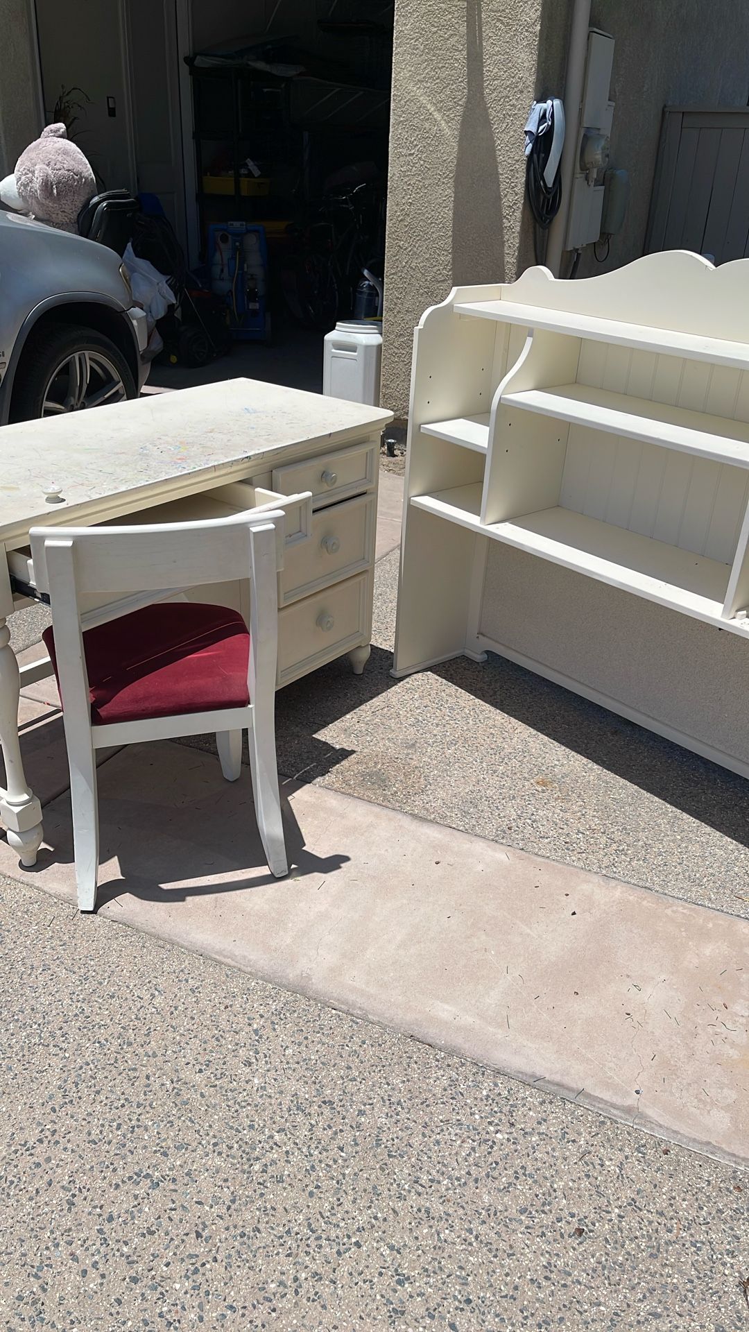 White Wood Desk / Free