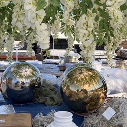 Mirror balls in gold and silver