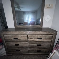 Dresser With Mirror 