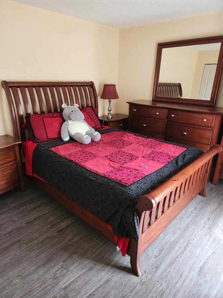 Queen Size Bedroom With Matress 