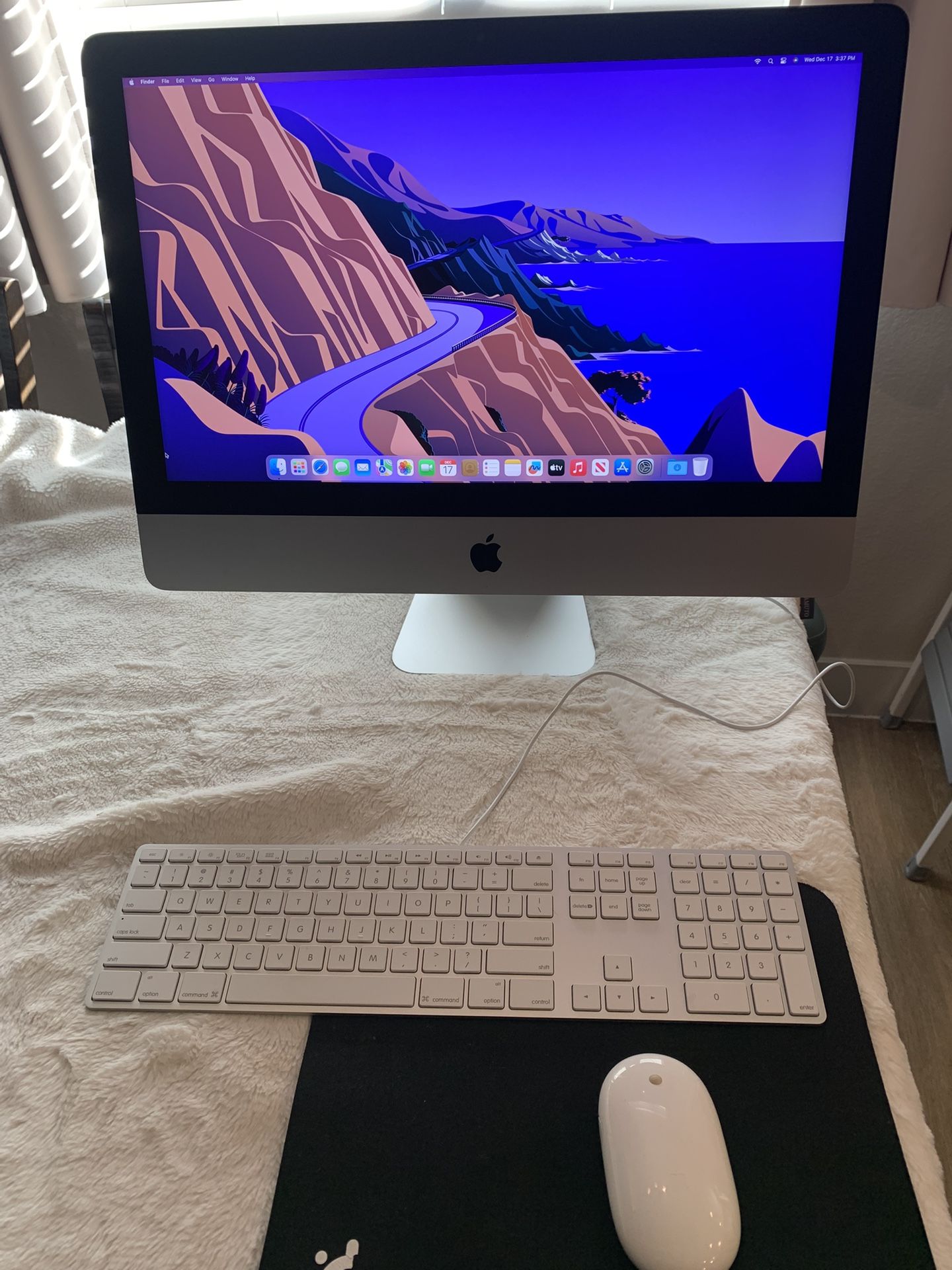 2017 Apple iMac 21.5-inch Retina 4K Display 3ghz Quad Corei5 Intel 8gb Ram 256gb Ssd With Wireless Mouse And Wired Keyboard Small Scratch on screen