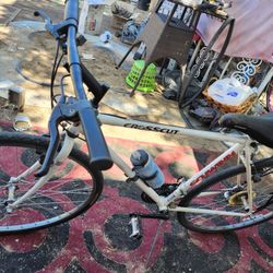 ROADE BIKE   SCHWINN  CROSSCUT 27INCH WITH  RICK IN BACK18 SPEED  SHIFTING AND BREAK VERY GOOD CONDITION 