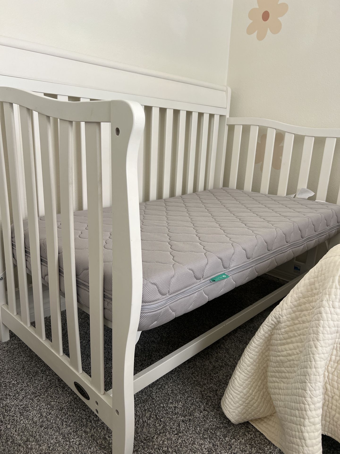 Graco Crib and Newton Baby Waterproof Mattress