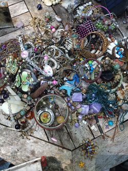 Isle of jewelry make some of your own jewelry or repair them this is for you