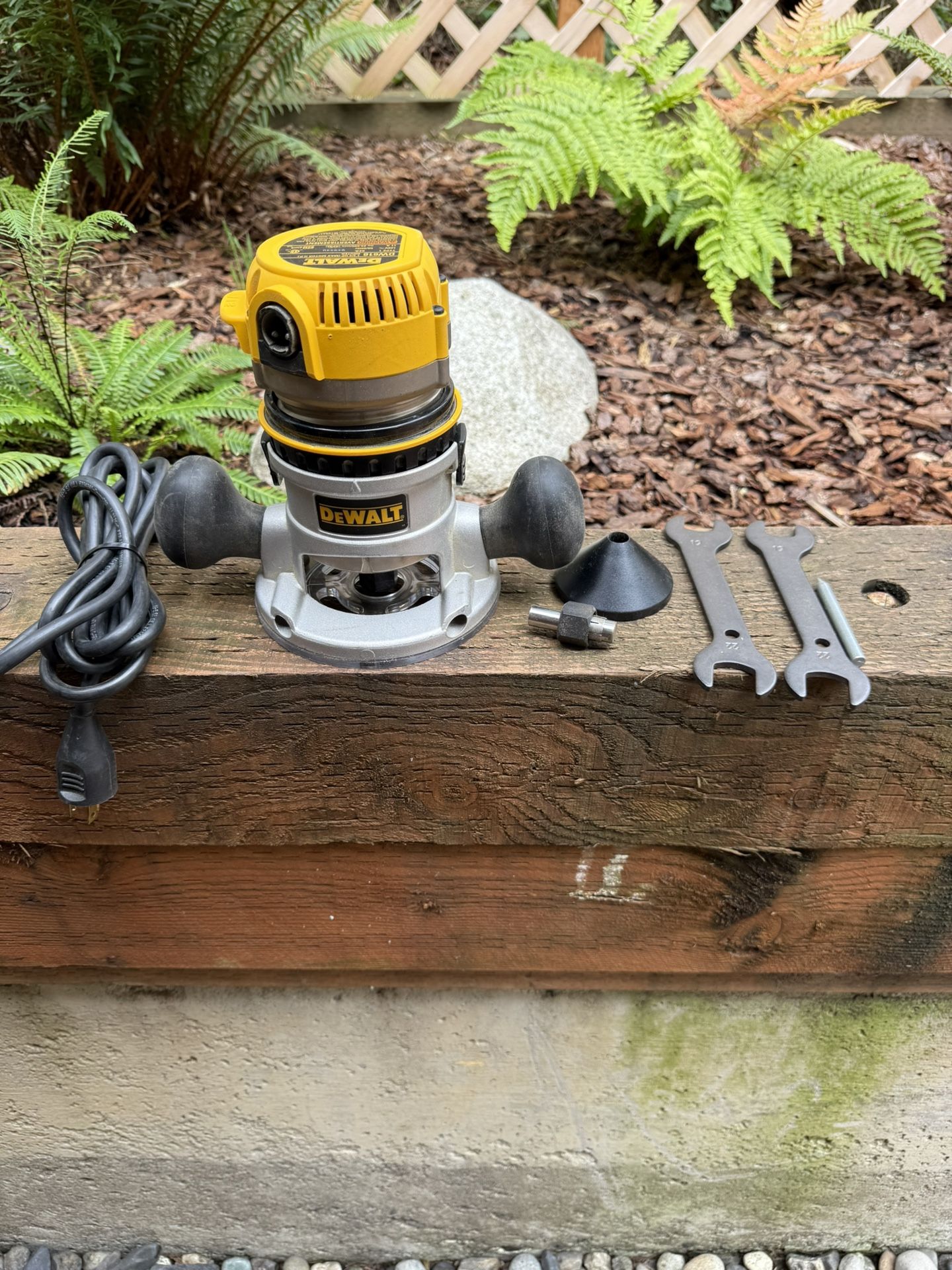 DeWalt 1 3/4 HP Router w/ Carrying Bag