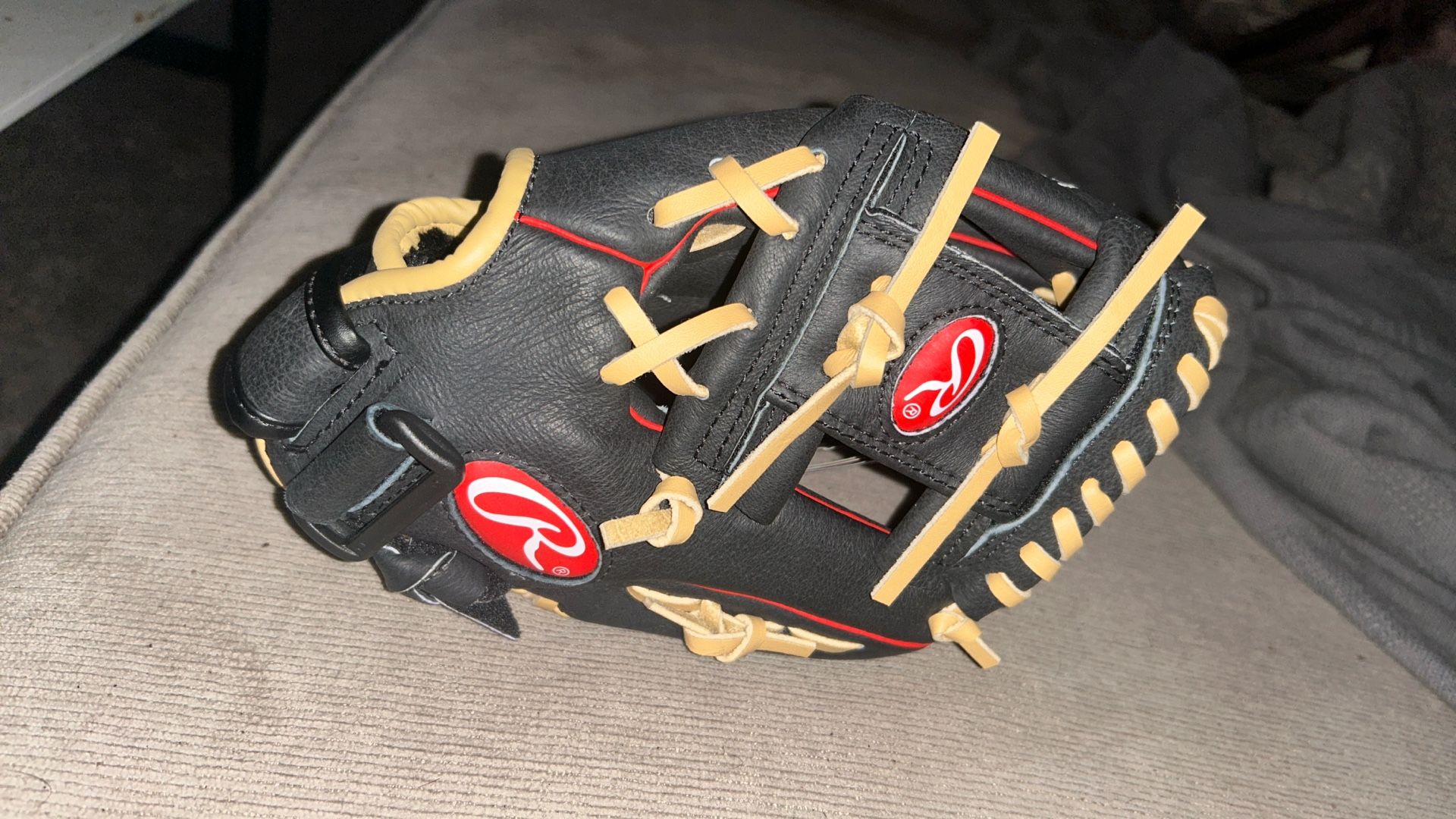 RAWLINGS Left handed BaseBall Glove (Youth) Ages 7-9