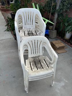 Lot of 11 plastic chairs