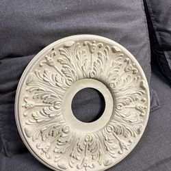 LOW PRICE MOVING- BEAUTIFUL CEILING MEDALLION 