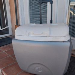 IGLOO COOLER IN EXCELLENT CONDITION 60 QT 