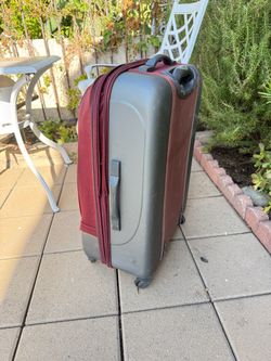 Ricardo Beverly Hills 24" Checked Size Spinner Suitcase - CLEAN - $20