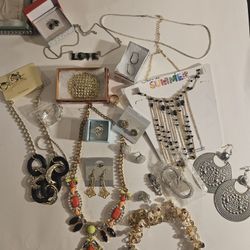 VINTAGE JEWELERY LOT 