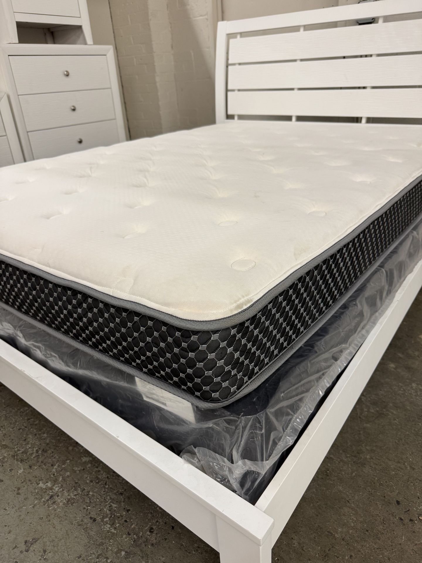 8 Inch Clean Hybrid Mattress. 
