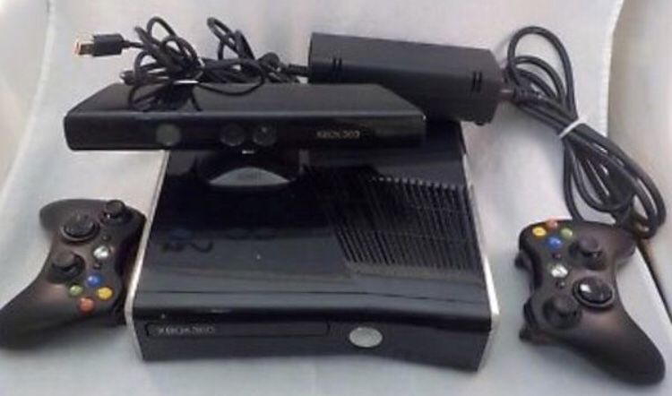 Xbox 360 Kinect with remotes & Games !!!
