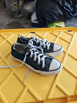 Converse Chuck Taylor Low Top Sneakers Size 6