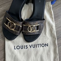 Sandals Louis Vuitton Frame Leather. Sire 38 / 8. Excellent conditions 