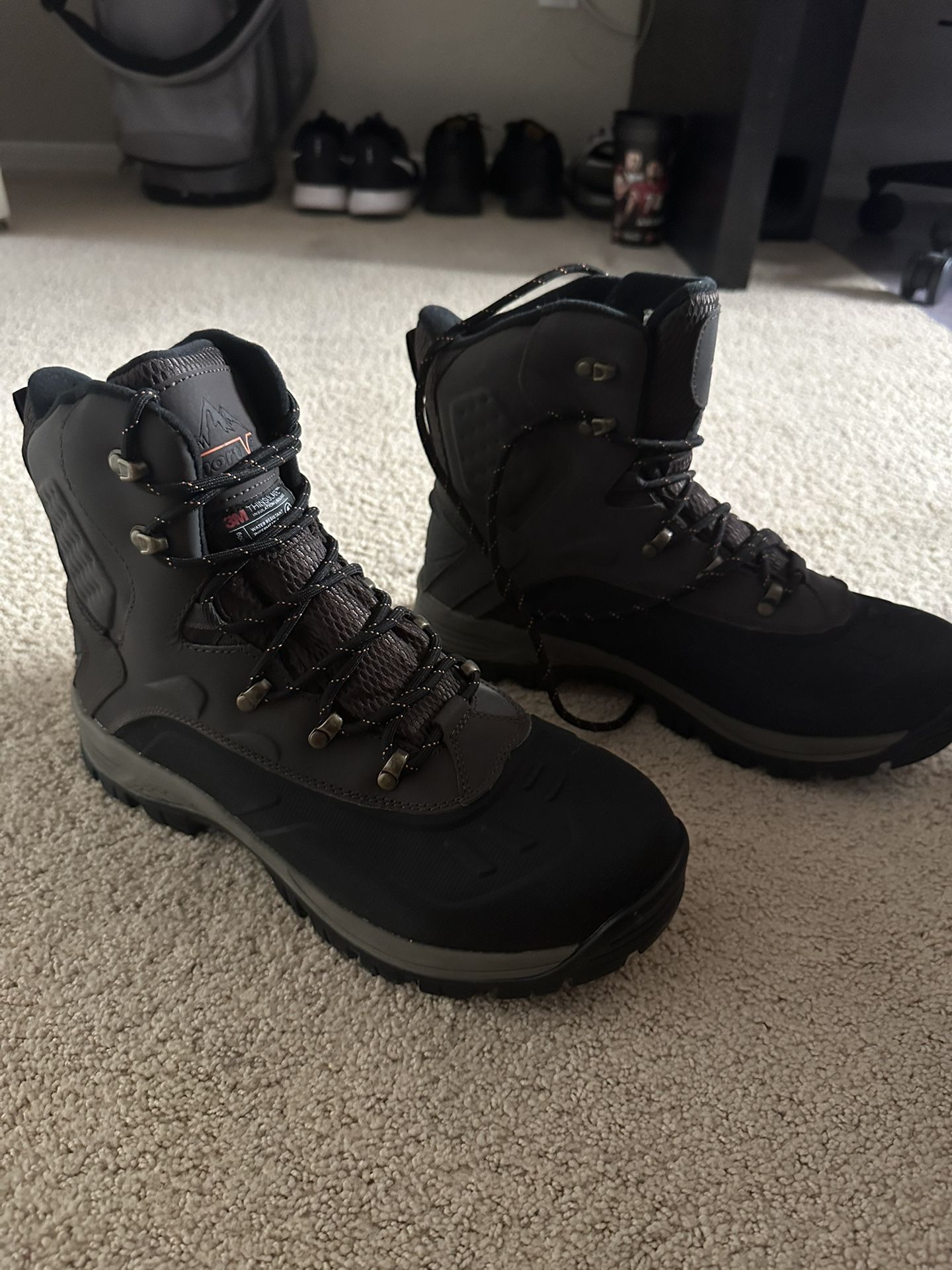 hiking boots size 11