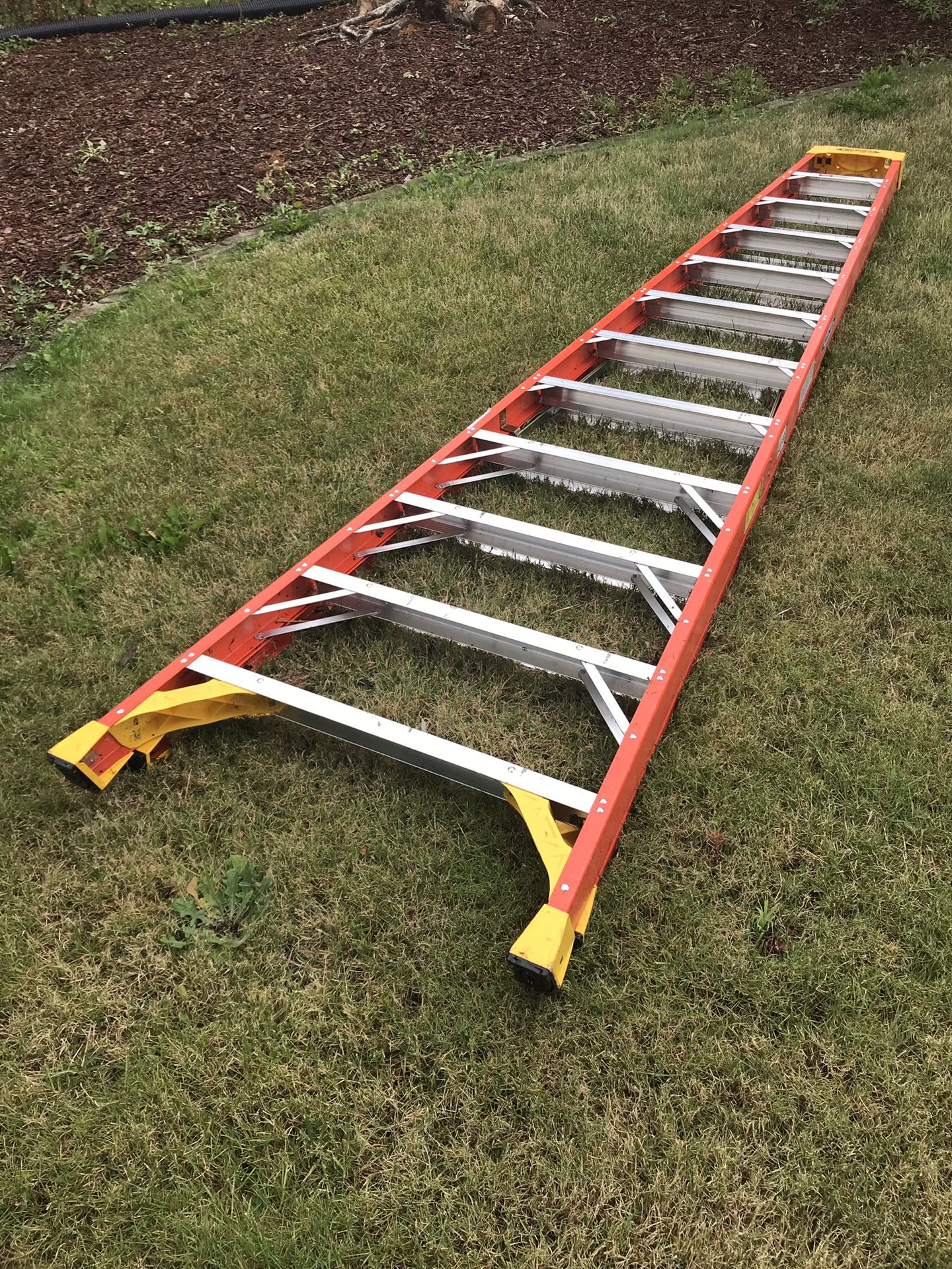 Werner 12 ft ladder heavy duty 300 lb rating almost new