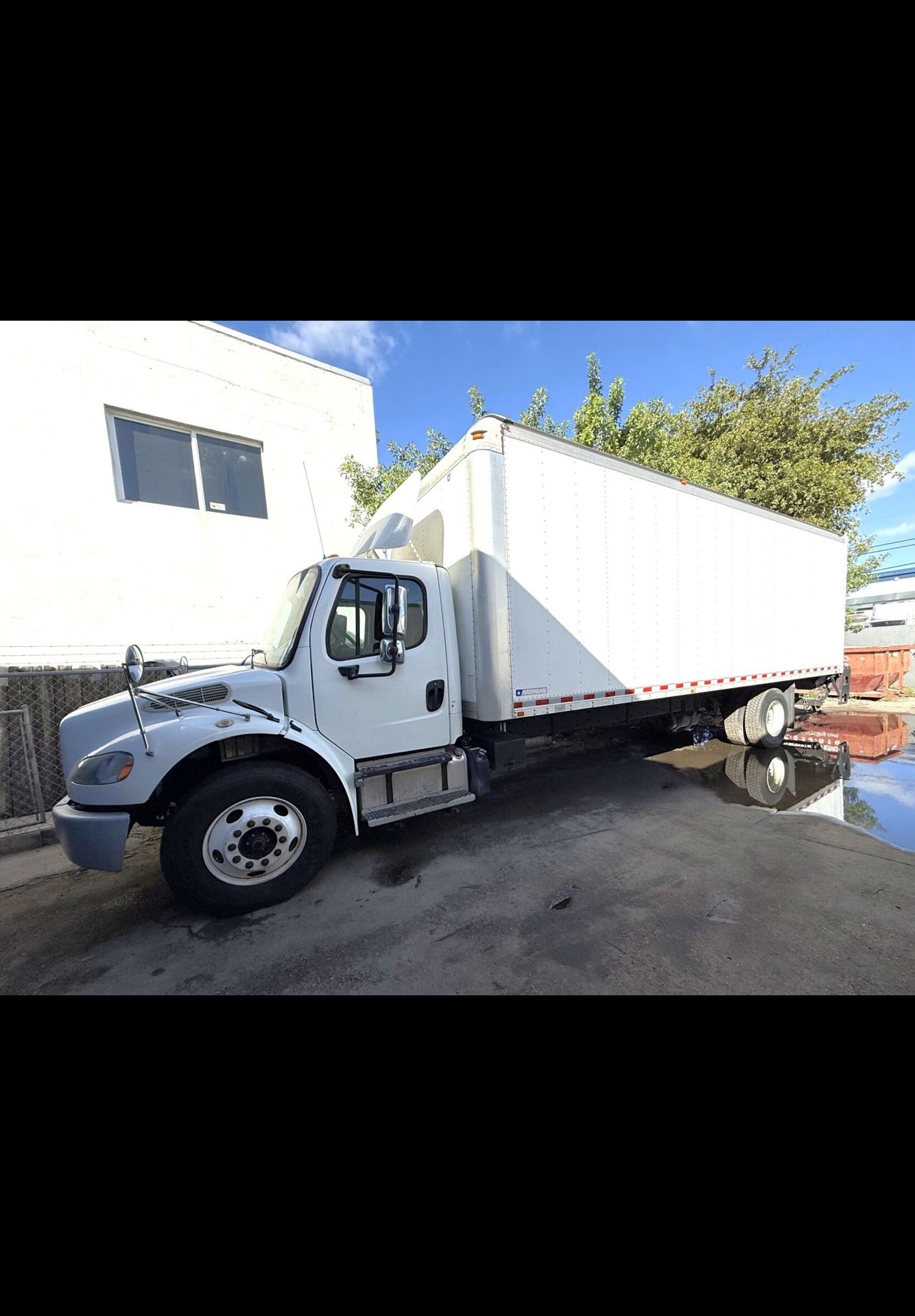 51200A6 TRUCK BOX 26 FEET FREIGHTLINER 4X2 26' GATE LIFT.
