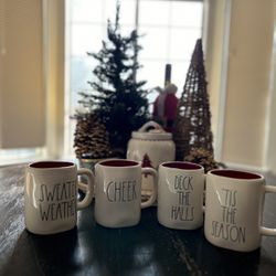 4 Christmas Rae dun Cups 